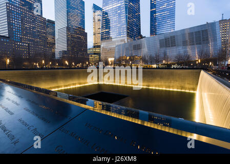 World Trade Center et Parc commémoratif du 11 septembre piscine de l'eau en fin d'après-midi, Lumière, New York, USA Banque D'Images