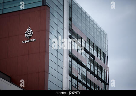 SARAJEVO, BOSNIE-HERZÉGOVINE - Le 17 avril 2017 : Le logo de la chaîne de télévision d'information Al Jazeera Balkans sur leur siège pour l'Europe du Sud-Est Pi Banque D'Images