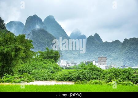 Montagnes karstiques paysages ruraux dans la brume Banque D'Images