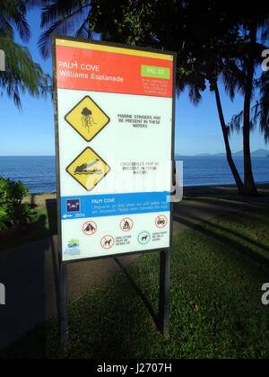 Un panneau d'avertissement situé sur une plage Banque D'Images