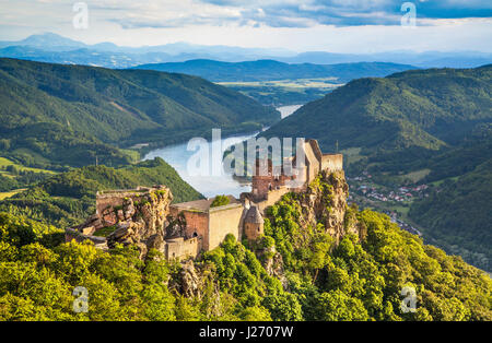 Beau paysage avec ruine Aggstein château et Danube au coucher du soleil à Wachau, Autriche Banque D'Images