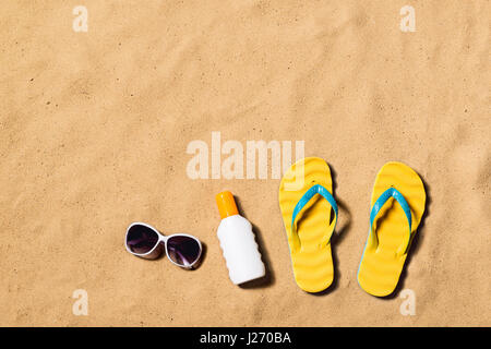 Locations d'été de composition. Tongs, lunettes de soleil et sunscree Banque D'Images