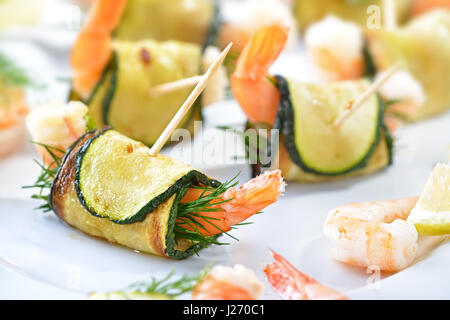 Délicieux rouleaux de poêlée de courgettes et de saumon fumé à l'aneth Banque D'Images