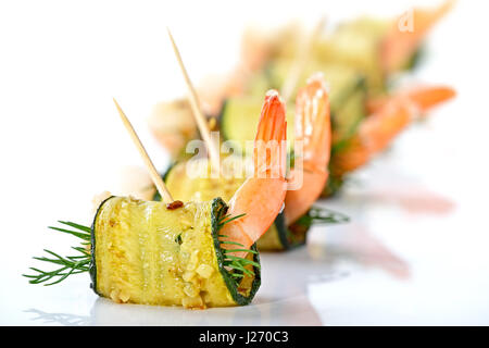 Délicieux rouleaux de poêlée de courgettes et de saumon fumé à l'aneth Banque D'Images