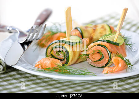 Délicieux rouleaux de poêlée de courgettes et de saumon fumé à l'aneth Banque D'Images