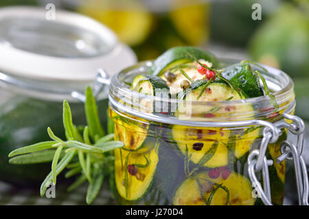 Poêlée de courgettes marinées dans l'huile d'olive avec des herbes et rempli dans un bocal de conserve Banque D'Images