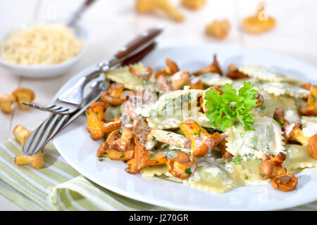 Raviolis italiens avec des chanterelles rôties et sauce au parmesan crémeux Banque D'Images