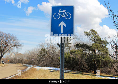 Bike route à venir signer le long d'une rue pittoresque. Banque D'Images