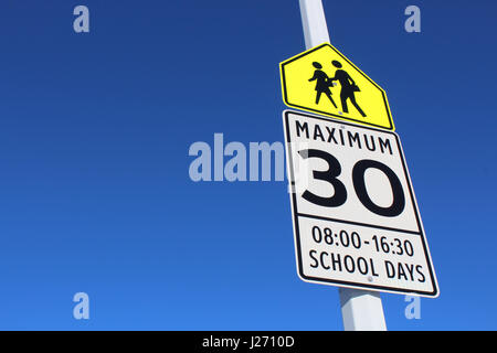 Signe de la limite de vitesse dans les zones scolaires Banque D'Images
