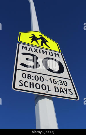 Signe de la limite de vitesse dans les zones scolaires Banque D'Images