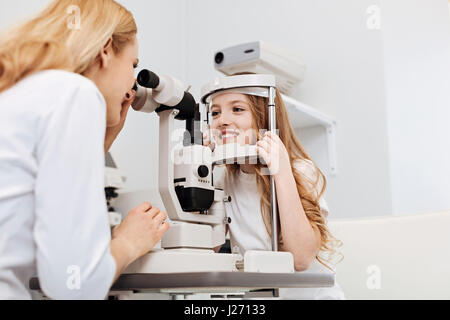 Ophtalmologiste professionnel retraçant la pathologie de l'oeil Banque D'Images