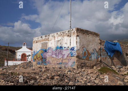 Bâtiment abandonné avec graffiti à El Puertito, Tenerife, Canaries, Espagne. Banque D'Images