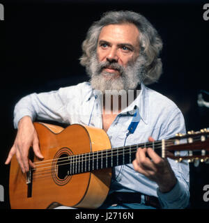 Französischer Sänger, Liedermacher Lyriker und Georges Moustaki, Deutschland 1980 er Jahre. Le chanteur français, auteur-compositeur et parolier Georges Moustaki, l'Allemagne des années 1980. Banque D'Images