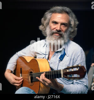 Französischer Sänger, Liedermacher Lyriker und Georges Moustaki, Deutschland 1980 er Jahre. Le chanteur français, auteur-compositeur et parolier Georges Moustaki, l'Allemagne des années 1980. Banque D'Images