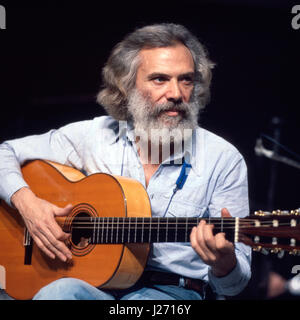 Französischer Sänger, Liedermacher Lyriker und Georges Moustaki, Deutschland 1980 er Jahre. Le chanteur français, auteur-compositeur et parolier Georges Moustaki, l'Allemagne des années 1980. Banque D'Images