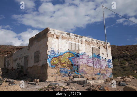 Bâtiment abandonné avec graffiti à El Puertito, Tenerife, Canaries, Espagne. Banque D'Images