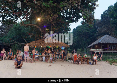 Banana Resort, bar de plage, Buffallo Bay, Ao Khao Kwai, coucher de soleil, Happy Hour, bar à cocktails, Koh Phayam, Thaïlande Banque D'Images