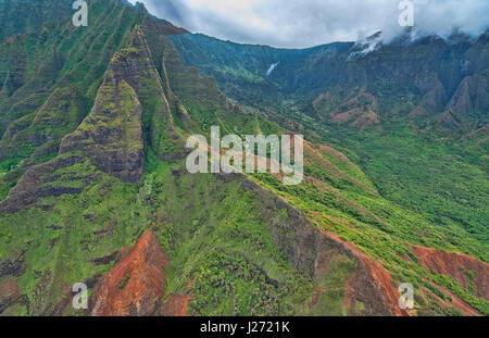 In de l'antenne de l'hélicoptère les falaises des canyons de la côte de Na Pali Na Réserve forestière de Pali-Kona Banque D'Images