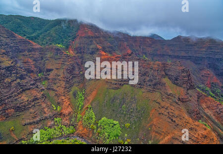 In de l'antenne de l'hélicoptère les falaises des canyons de la côte de Na Pali Na Réserve forestière de Pali-Kona Banque D'Images