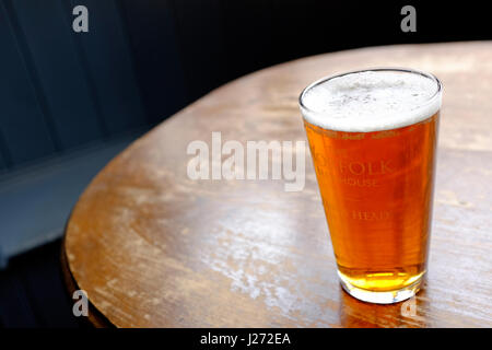 Verre de bière pale ale sur table pub Banque D'Images