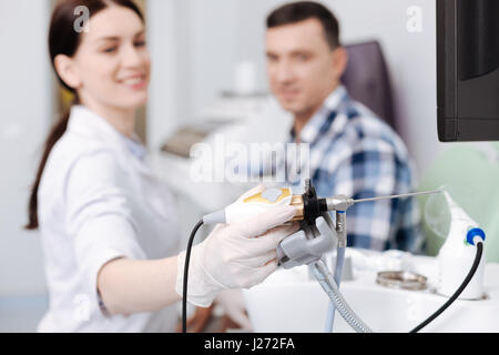 Close up photo d'instrument spécial d'être dans la main des femmes Banque D'Images