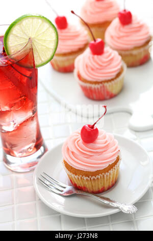 Cupcake cerise fait maison et cocktail Shirley Temple Banque D'Images