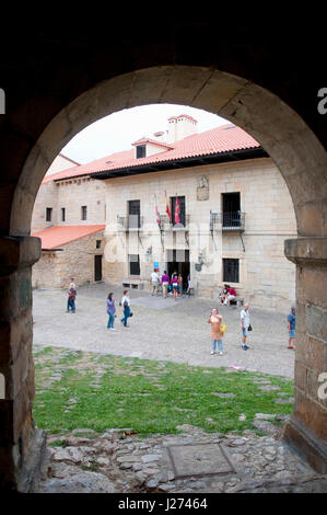 Les touristes visitant le village. Santillana del Mar, Cantabria, Espagne. Banque D'Images