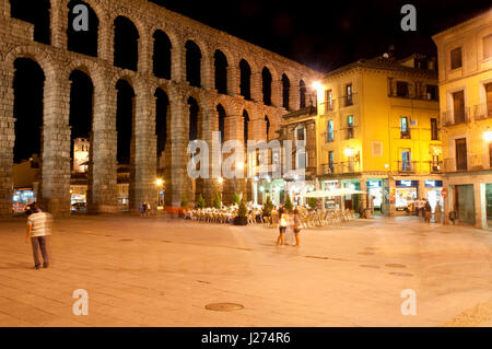 Place Azoguejo, vision de nuit. Segovia, Espagne. Banque D'Images