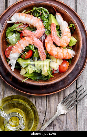 Salade avec crevettes, fromage, tomates et d'avocat dans un pot en argile Banque D'Images