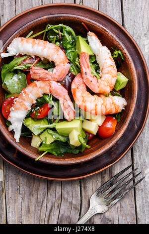 Salade avec crevettes, fromage, tomates et d'avocat dans un pot en argile Banque D'Images