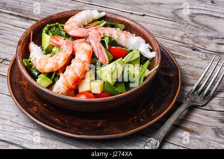 Salade avec crevettes, fromage, tomates et d'avocat dans un pot en argile Banque D'Images