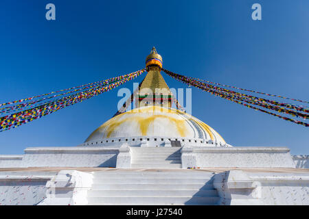 Le bouda stupa est le centre de la spiritualité bouddhiste de la ville, le bâtiment blanc est tibetean prayerflags coloré décoré par Banque D'Images