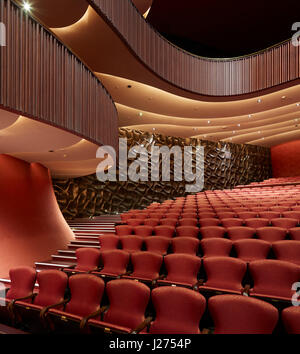 L'espace de l'auditorium principal. Théâtre National de Taichung, Taiwan, Chine. Toyo Ito Architecte : , 2016. Banque D'Images