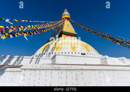 Le bouda stupa est le centre de la spiritualité bouddhiste de la ville, le bâtiment blanc est tibetean prayerflags coloré décoré par Banque D'Images