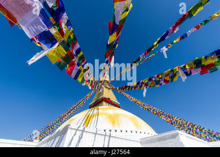 Le bouda stupa est le centre de la spiritualité bouddhiste de la ville, le bâtiment blanc est tibetean prayerflags coloré décoré par Banque D'Images