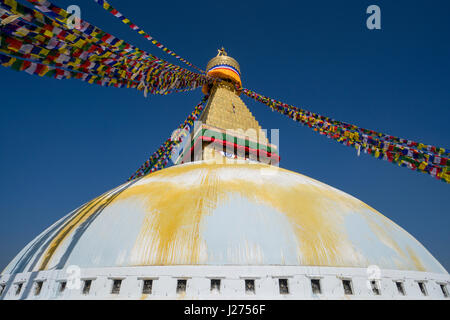 Le bouda stupa est le centre de la spiritualité bouddhiste de la ville, le bâtiment blanc est tibetean prayerflags coloré décoré par Banque D'Images