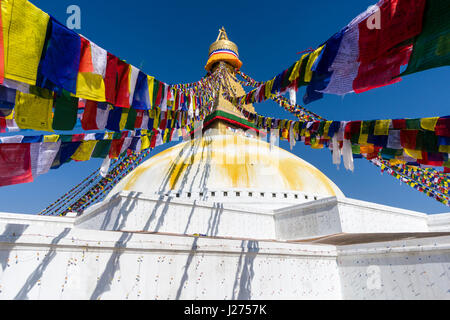 Le bouda stupa est le centre de la spiritualité bouddhiste de la ville, le bâtiment blanc est tibetean prayerflags coloré décoré par Banque D'Images