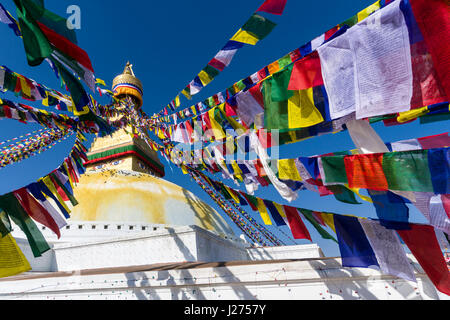 Le bouda stupa est le centre de la spiritualité bouddhiste de la ville, le bâtiment blanc est tibetean prayerflags coloré décoré par Banque D'Images