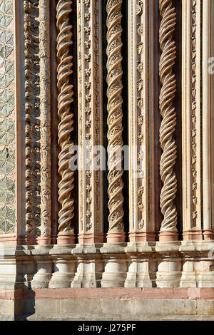 Colonnes décoratives sculptées médiévales sur la 14e siècle de style gothique toscan façade de la cathédrale d'Orvieto, conçu par Maitani, Ombrie, Italie Banque D'Images