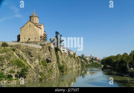 Vue de la cathédrale de Metekhis au-dessus de la rivière Kura à Tbilissi, Géorgie centre-ville Banque D'Images