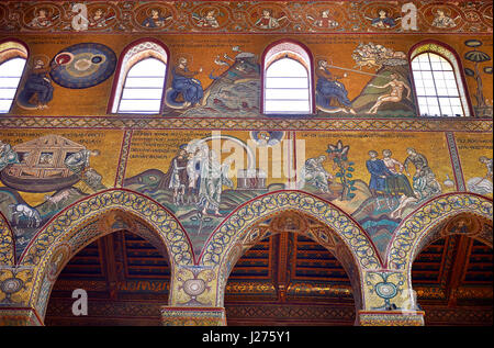 Mur sud mosaïques représentant l'histoire de Noé dans bibliacl Norman-Byzantine la cathédrale médiévale de Monreale, province de Palerme, Sicile, Italie. Banque D'Images