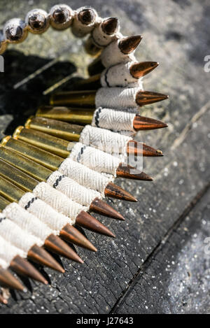 Ceintures de munitions balles en piscine pour mitrailleuse. Banque D'Images