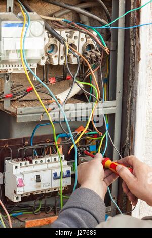 La réparation de vieux appareils de commutation électrique. Un électricien remplace l'ancien appareils électriques Banque D'Images