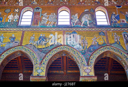 Mur nord de mosaïques représentant des scènes de la Bible dans l'Norman-Byzantine cathédrale médiévale de Monreale, province de Palerme, Sicile, Italie. Banque D'Images