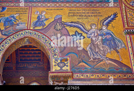 Mur nord de mosaïques représentant des scènes de la Bible dans l'Norman-Byzantine cathédrale médiévale de Monreale, province de Palerme, Sicile, Italie. Banque D'Images