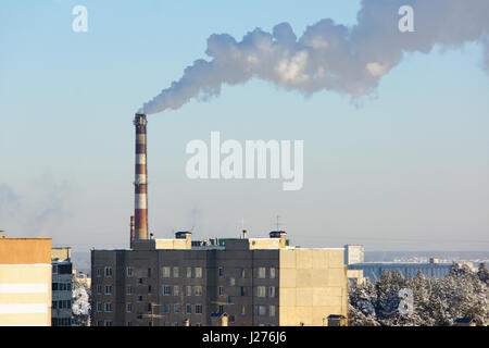 Actory fumées de cheminée pollution de l'air sur la ville Banque D'Images