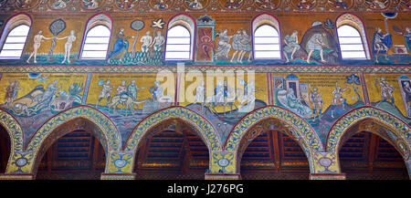 Mur nord de mosaïques représentant des scènes de la Bible dans l'Norman-Byzantine cathédrale médiévale de Monreale, province de Palerme, Sicile, Italie. Banque D'Images