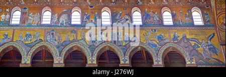 Mur nord de mosaïques représentant des scènes de la Bible dans l'Norman-Byzantine cathédrale médiévale de Monreale, province de Palerme, Sicile, Italie. Banque D'Images