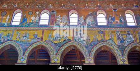 Mur nord de mosaïques représentant des scènes de la Bible dans l'Norman-Byzantine cathédrale médiévale de Monreale, province de Palerme, Sicile, Italie. Banque D'Images