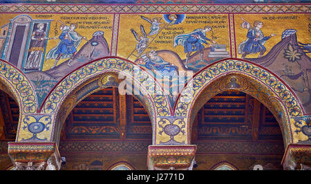 Mur nord de mosaïques représentant des scènes de la Bible dans l'Norman-Byzantine cathédrale médiévale de Monreale, province de Palerme, Sicile, Italie. Banque D'Images